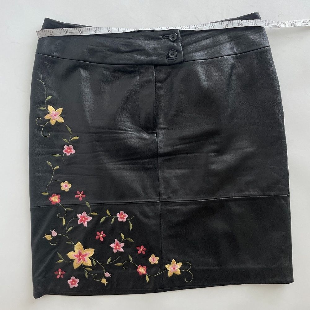 Vintage black genuine leather floral embroidered mini skirt - Picture 7 of 7